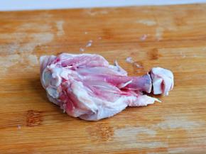 处理鸡腿，鸡腿的根部用刀将肉划断，在鸡腿中间划一刀。