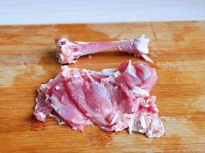 取下鸡腿的骨头就可以啦！依次做完。