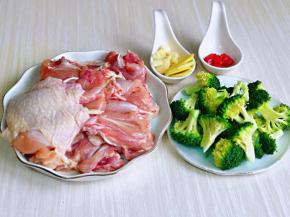 西蓝花切小朵，姜蒜去皮切好，辣椒切段。