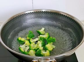 西蓝花焯水，加入2g盐，将锅中加入水烧开，下入西蓝花，再次烧开煮1分钟捞出。