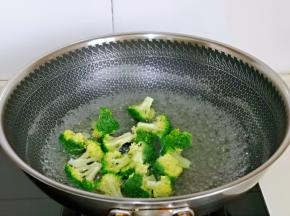 西蓝花焯水，加入2g盐，将锅中加入水烧开，下入西蓝花，再次烧开煮1分钟捞出。