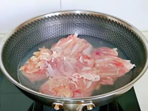 去骨的鸡腿肉焯水，冷水下锅，烧开煮2分钟捞出，冷水冲洗干净。(也可以选择不焯水，根据个人喜欢来，直接加入调味料腌制30分钟也可以)