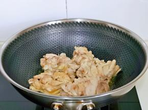 起油锅，加入鸡腿肉小火煎制两面微黄。