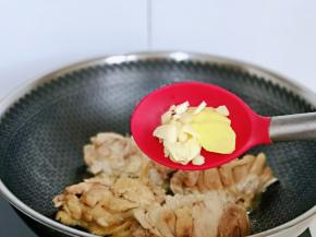 加入切好的姜蒜。