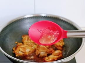 最后加入蜂蜜，盖上盖子小火焖煮15分钟。