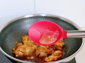 最后加入蜂蜜，盖上盖子小火焖煮15分钟。