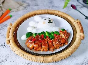 米饭用模具压出小兔子，做上眼睛，鼻子，嘴巴，脸颊涂了一点番茄酱，照烧鸡腿切块摆盘，放上西蓝花，撒上熟白芝麻，红辣椒段就可以享用啦！