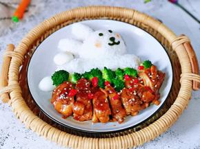 熟鹌鹑蛋切开，放在耳朵下面一半，后腿部位放一半就可以了。