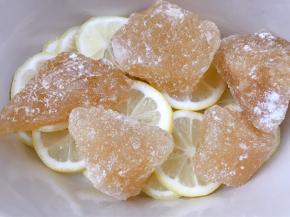 用牙签挑去柠檬籽，籽一定要去除干净不然会很苦