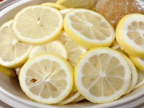 炖盅里先放入柠檬片，再放入黄冰糖，冰糖我没有敲碎主要是懒^_^