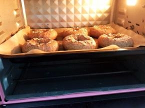 放入预热好的烤箱中层200度上下火烤20分钟