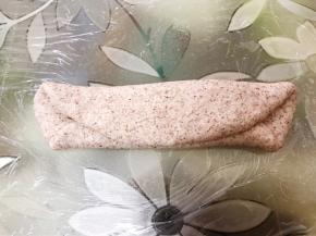 上下两边分别往中间折起来后压扁