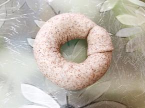 首尾相连，连接处要捏紧