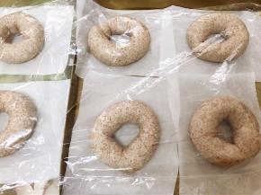 做好后摆在油纸上，盖上保鲜膜发酵30分钟