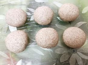 平均分为6份，每份80克左右
每份面团揉至光滑后滚圆，静置10分钟