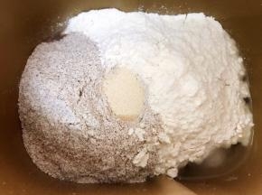 面包机桶里放入水，高筋面粉，黑麦粉，干酵母和盐分开放