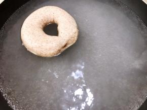 发酵至最后几分钟的时候煮碱水
锅里加入水和食用碱，煮开后转最小火放入贝果，每面各煮20秒左右