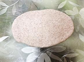 取一份面团擀成椭圆形