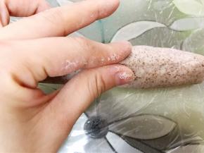 再把上下两边折起来捏紧