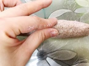 再把上下两边折起来捏紧