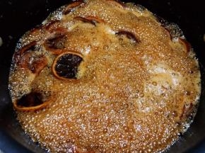 把炖好的柠檬膏倒入无水无油的不沾锅里