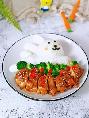 可爱的一盘，有饭，有菜，有肉～～营养快线。