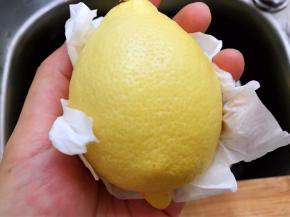 再用细盐搓去表面的蜡