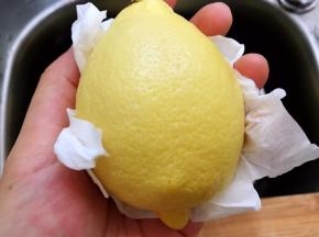 再用细盐搓去表面的蜡