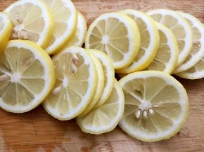 冲洗干净后用纸巾擦干水分