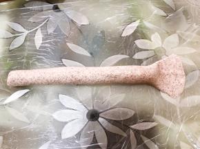 搓成长条，一端擀开