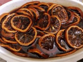 炖盅的盖子接口处包几层保鲜膜，防止炖的时候水跑进去，隔水炖10个小时，中间要查看以免炖盅外的水烧干了