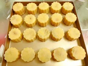 在烤盘里压出形状后脱模