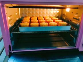 放入预热好的烤箱中层200度上下火先烤5分钟定型