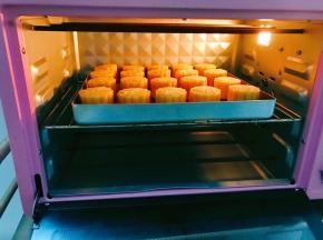 放入预热好的烤箱中层200度上下火先烤5分钟定型