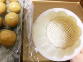 模具里撒上干粉再倒出，放入月饼坯