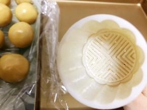 模具里撒上干粉再倒出，放入月饼坯