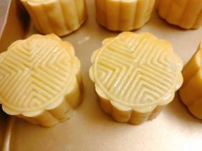 取出刷一层薄薄的蛋液，再继续放入烤箱中层180度上下火烤15分钟，表面上色金黄