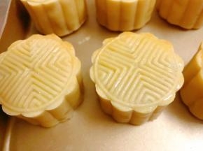 取出刷一层薄薄的蛋液，再继续放入烤箱中层180度上下火烤15分钟，表面上色金黄