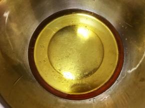 盆里加入转化糖浆，枧水，花生油，搅拌至乳化