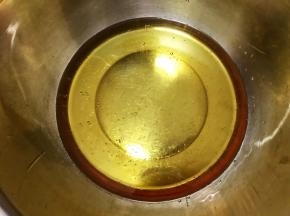 盆里加入转化糖浆，枧水，花生油，搅拌至乳化