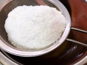 筛入中筋面粉和奶粉