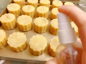 全部做好后，喷上一层细密的水雾