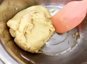 用刮刀混合成团无干粉
装入保鲜袋里密封静置2个小时