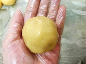 用虎口轻轻推动饼皮直到收口，滚圆