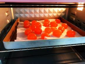 新鲜咸鸭蛋敲出蛋黄去除表面的薄膜
放入烤箱中层160度烤5分钟，表面干爽即可