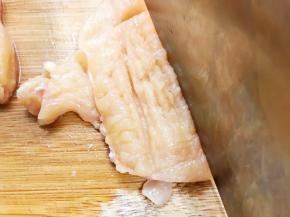 每一片都用刀背拍松