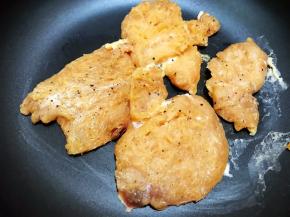 平底锅加入少许橄榄油，等油热后摆上鸡胸肉