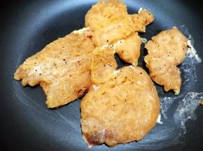 平底锅加入少许橄榄油，等油热后摆上鸡胸肉
