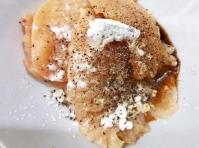 加入生抽，少许盐，蚝油，料酒，黑胡椒碎，玉米淀粉