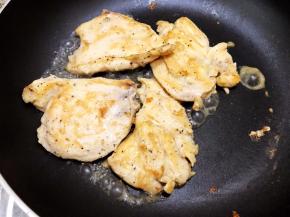 每面各煎一分钟定型后，淋入一些清水盖上盖子等水微微收干